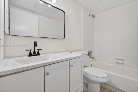 Condo in Lauderdale Lakes, Florida, 2 bedrooms  № 2040283 - photo 3