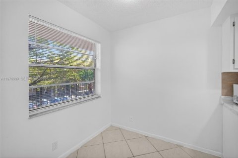 Condo in Lauderdale Lakes, Florida, 2 bedrooms  № 2040283 - photo 24