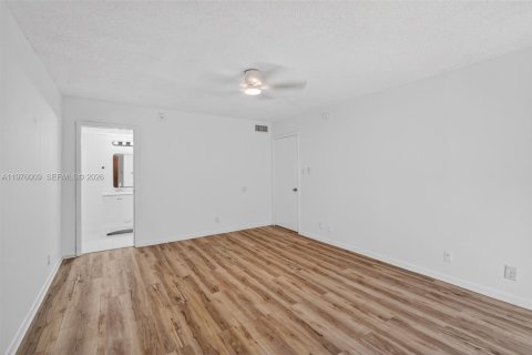 Condo in Lauderdale Lakes, Florida, 2 bedrooms  № 2040283 - photo 6