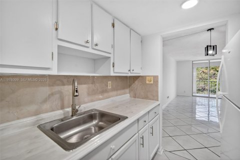 Condo in Lauderdale Lakes, Florida, 2 bedrooms  № 2040283 - photo 2