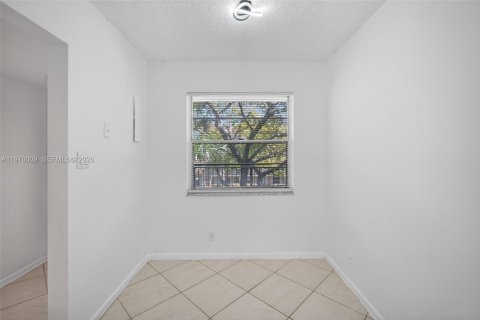 Condo in Lauderdale Lakes, Florida, 2 bedrooms  № 2040283 - photo 23