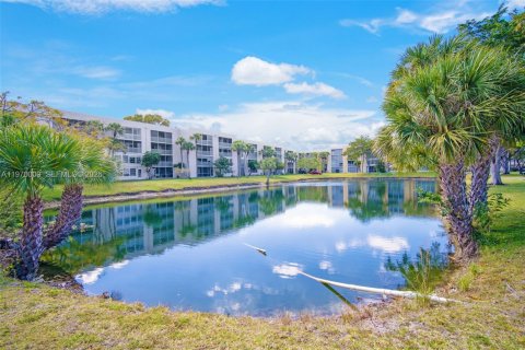 Condo in Lauderdale Lakes, Florida, 2 bedrooms  № 2040283 - photo 14
