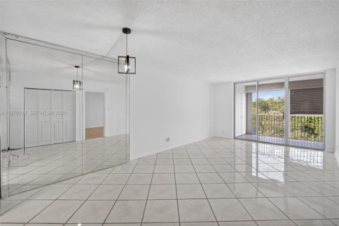 Condo in Lauderdale Lakes, Florida, 2 bedrooms  № 2040283 - photo 18