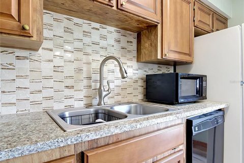Condo in South Daytona, Florida, 3 bedrooms № 2167019 - photo 15