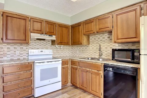 Condo in South Daytona, Florida, 3 bedrooms № 2167019 - photo 13