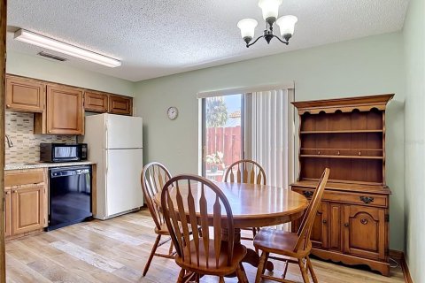 Condo in South Daytona, Florida, 3 bedrooms № 2167019 - photo 9