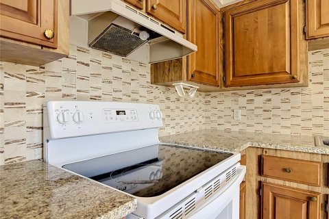 Condo in South Daytona, Florida, 3 bedrooms № 2167019 - photo 11