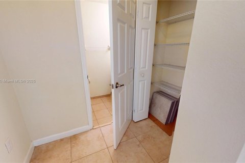 Touwnhouse à louer à Miami, Floride: 3 chambres, 161.65 m2 № 1920588 - photo 14
