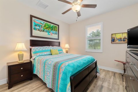House in Port Charlotte, Florida 3 bedrooms, 198.25 sq.m. № 2417017 - photo 18
