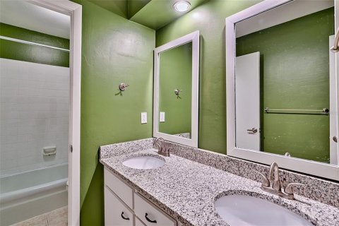 House in Gainesville, Florida 4 bedrooms, 229.84 sq.m. № 1852959 - photo 25