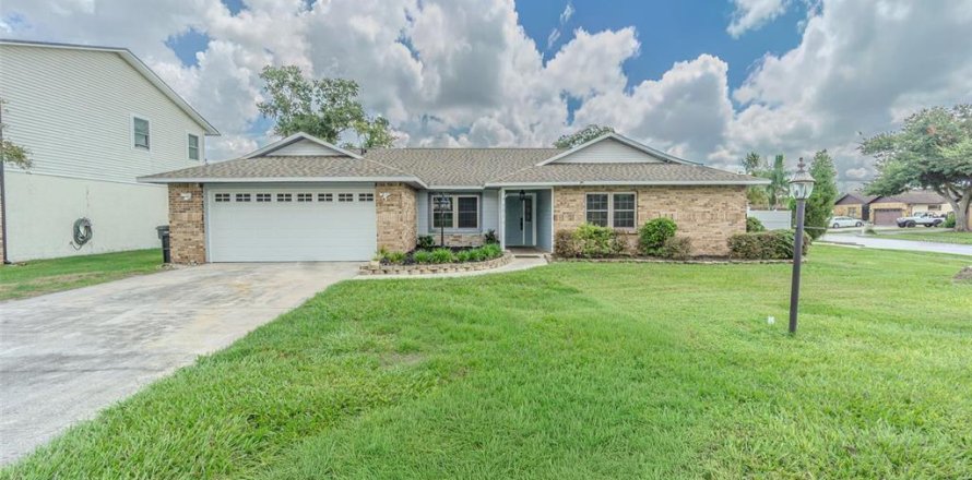 House in Brandon, Florida 4 bedrooms, 210.05 sq.m. № 2405331