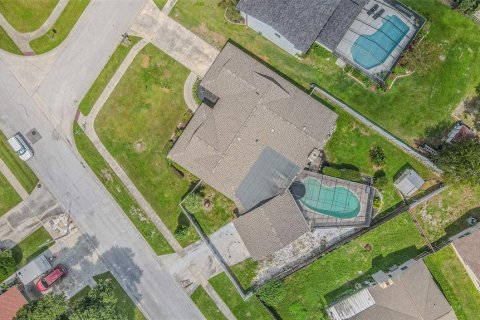 House in Brandon, Florida 4 bedrooms, 210.05 sq.m. № 2405331 - photo 3