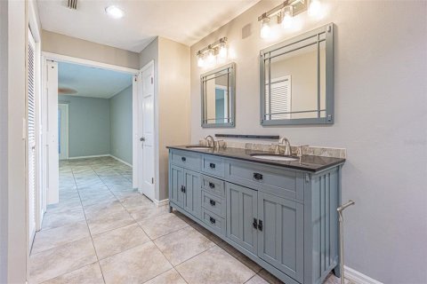 House in Brandon, Florida 4 bedrooms, 210.05 sq.m. № 2405331 - photo 22
