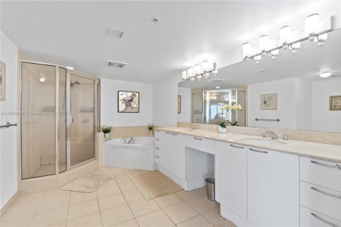 Condominio en venta en Sunny Isles Beach, Florida, 2 dormitorios, 159.33 m2 № 1972827 - foto 10