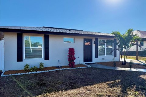 House in Port Charlotte, Florida 2 bedrooms, 95.88 sq.m. № 2342092
