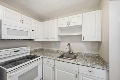 Condo in West Palm Beach, Florida, 1 bedroom  № 2008657 - photo 6