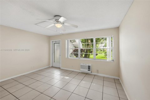Condo in West Palm Beach, Florida, 1 bedroom  № 2008657 - photo 4