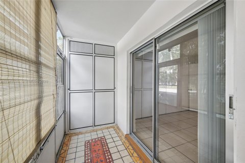 Condo in West Palm Beach, Florida, 1 bedroom  № 2008657 - photo 11