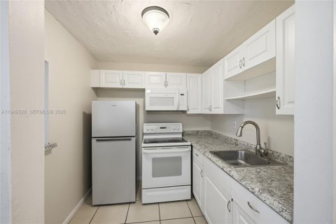 Condo in West Palm Beach, Florida, 1 bedroom  № 2008657 - photo 5