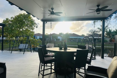 House in Miami, Florida 3 bedrooms, 168.34 sq.m. № 2045280 - photo 24