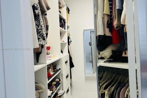 House in Miami, Florida 3 bedrooms, 168.34 sq.m. № 2045280 - photo 11