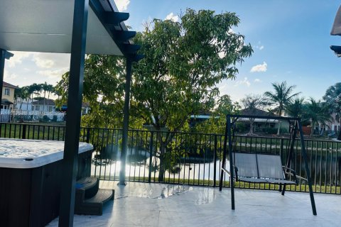 House in Miami, Florida 3 bedrooms, 168.34 sq.m. № 2045280 - photo 19