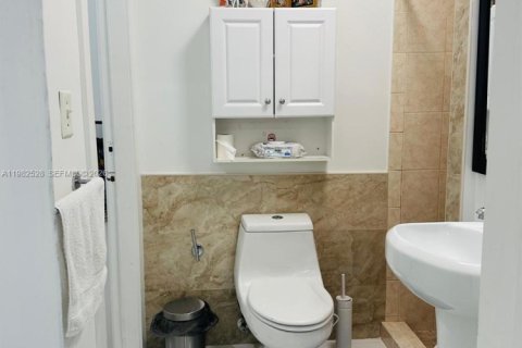 House in Miami, Florida 3 bedrooms, 168.34 sq.m. № 2045280 - photo 14