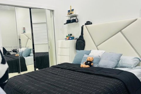 House in Miami, Florida 3 bedrooms, 168.34 sq.m. № 2045280 - photo 18