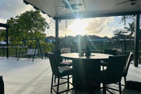 House in Miami, Florida 3 bedrooms, 168.34 sq.m. № 2045280 - photo 22