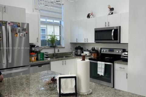 House in Miami, Florida 3 bedrooms, 168.34 sq.m. № 2045280 - photo 4