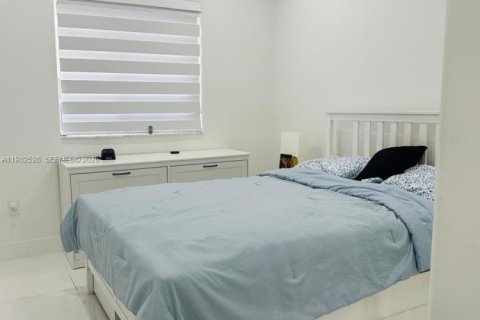 House in Miami, Florida 3 bedrooms, 168.34 sq.m. № 2045280 - photo 10