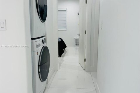 House in Miami, Florida 3 bedrooms, 168.34 sq.m. № 2045280 - photo 12