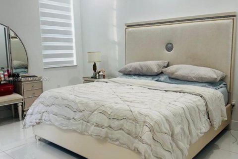 House in Miami, Florida 3 bedrooms, 168.34 sq.m. № 2045280 - photo 8