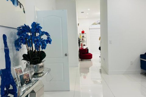 House in Miami, Florida 3 bedrooms, 168.34 sq.m. № 2045280 - photo 2