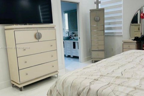 House in Miami, Florida 3 bedrooms, 168.34 sq.m. № 2045280 - photo 9