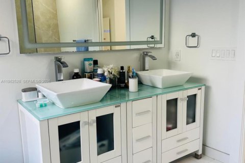 House in Miami, Florida 3 bedrooms, 168.34 sq.m. № 2045280 - photo 15