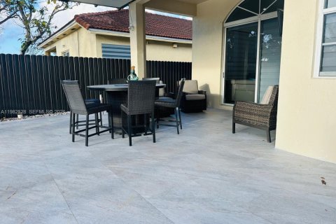 House in Miami, Florida 3 bedrooms, 168.34 sq.m. № 2045280 - photo 21