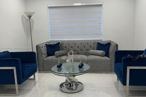 House in Miami, Florida 3 bedrooms, 168.34 sq.m. № 2045280 - photo 3