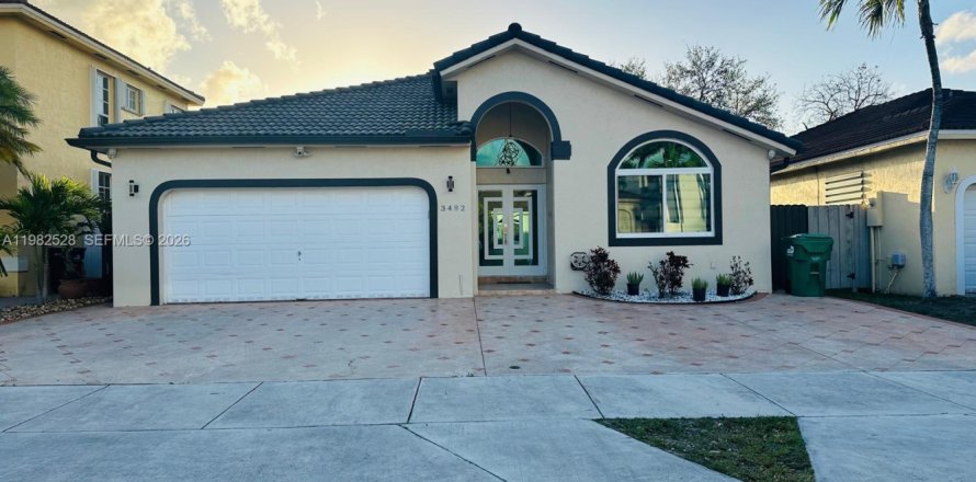 House in Miami, Florida 3 bedrooms, 168.34 sq.m. № 2045280