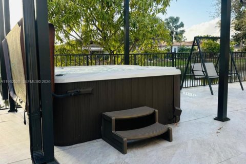 House in Miami, Florida 3 bedrooms, 168.34 sq.m. № 2045280 - photo 23