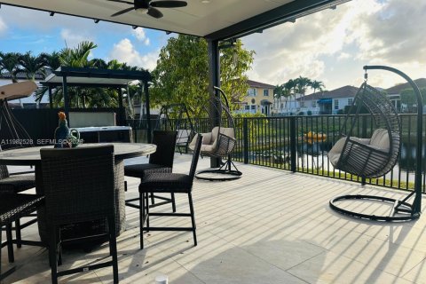 House in Miami, Florida 3 bedrooms, 168.34 sq.m. № 2045280 - photo 20