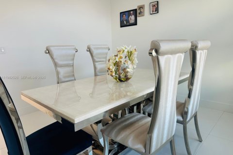 House in Miami, Florida 3 bedrooms, 168.34 sq.m. № 2045280 - photo 7