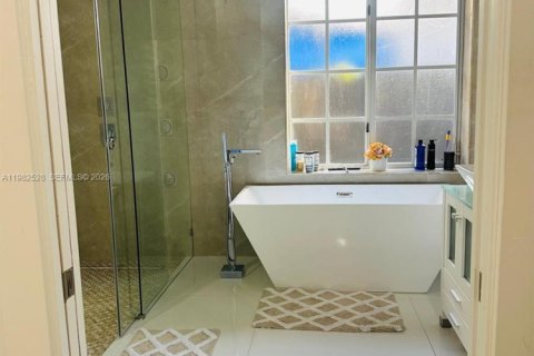 House in Miami, Florida 3 bedrooms, 168.34 sq.m. № 2045280 - photo 16