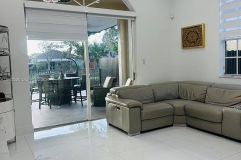 House in Miami, Florida 3 bedrooms, 168.34 sq.m. № 2045280 - photo 5