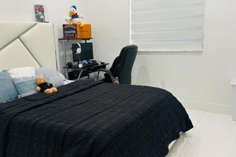 House in Miami, Florida 3 bedrooms, 168.34 sq.m. № 2045280 - photo 17