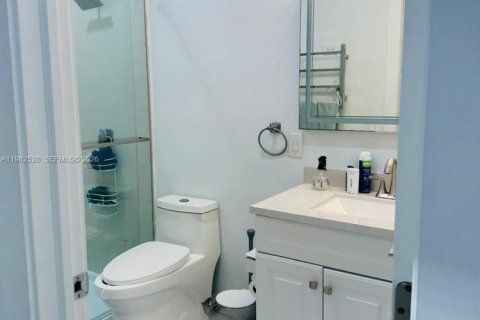 House in Miami, Florida 3 bedrooms, 168.34 sq.m. № 2045280 - photo 13