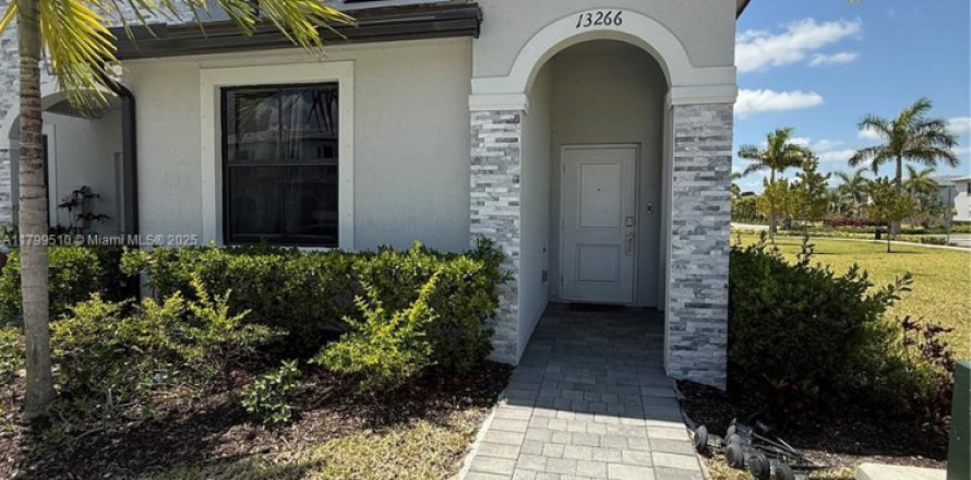 Townhouse in Homestead, Florida 3 bedrooms, 123.37 sq.m. № 1874457