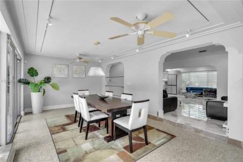 House in Miami Shores, Florida 5 bedrooms, 268.67 sq.m. № 2069633 - photo 17