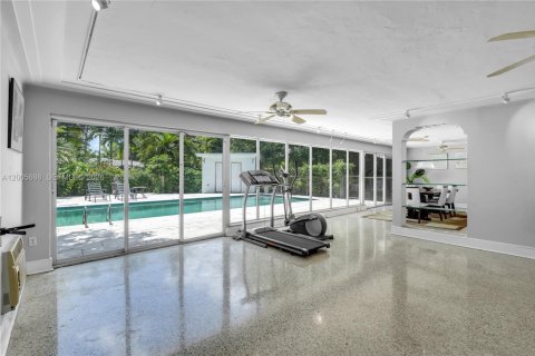 House in Miami Shores, Florida 5 bedrooms, 268.67 sq.m. № 2069633 - photo 19