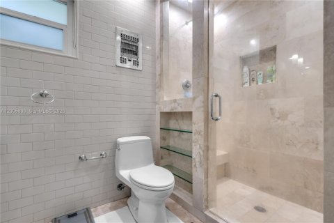 House in Miami Shores, Florida 5 bedrooms, 268.67 sq.m. № 2069633 - photo 25